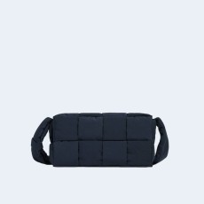 보테가 베네타 테크 카세트백 스페이스 네이비